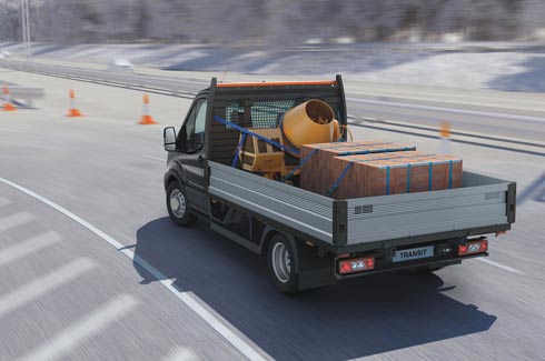 Galería - Exterior - Ford Transit Chasis, Paragolpes con escalón de agarre integrado.